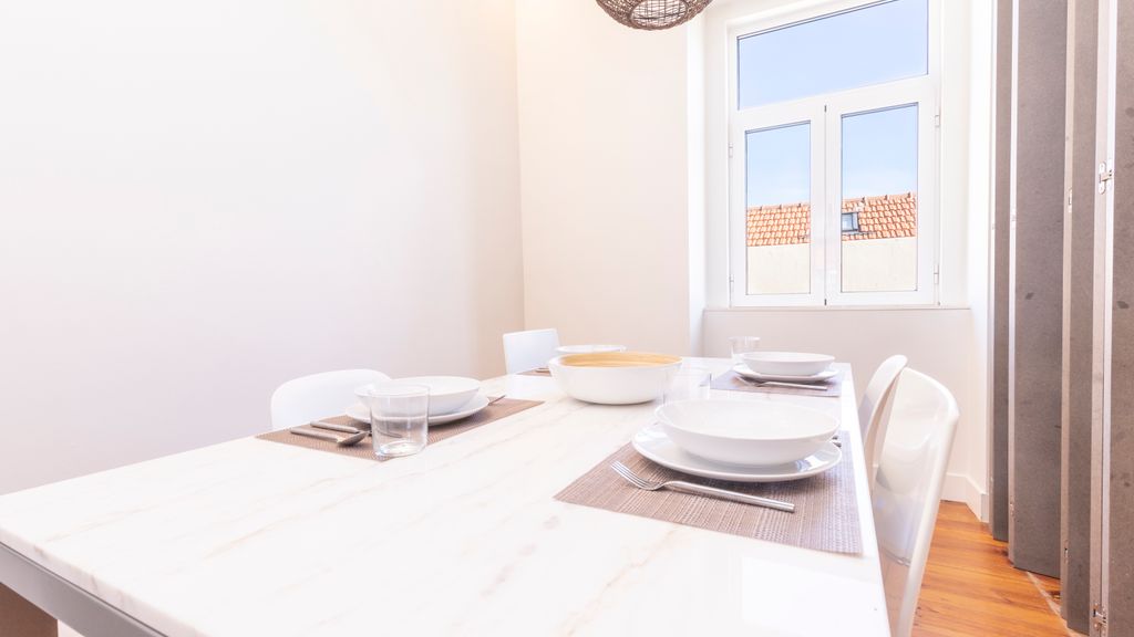 Spacious 4BDR Flat in Areeiro by LovelyStay