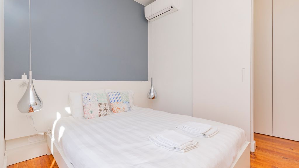 Spacious 4BDR Flat in Areeiro by LovelyStay