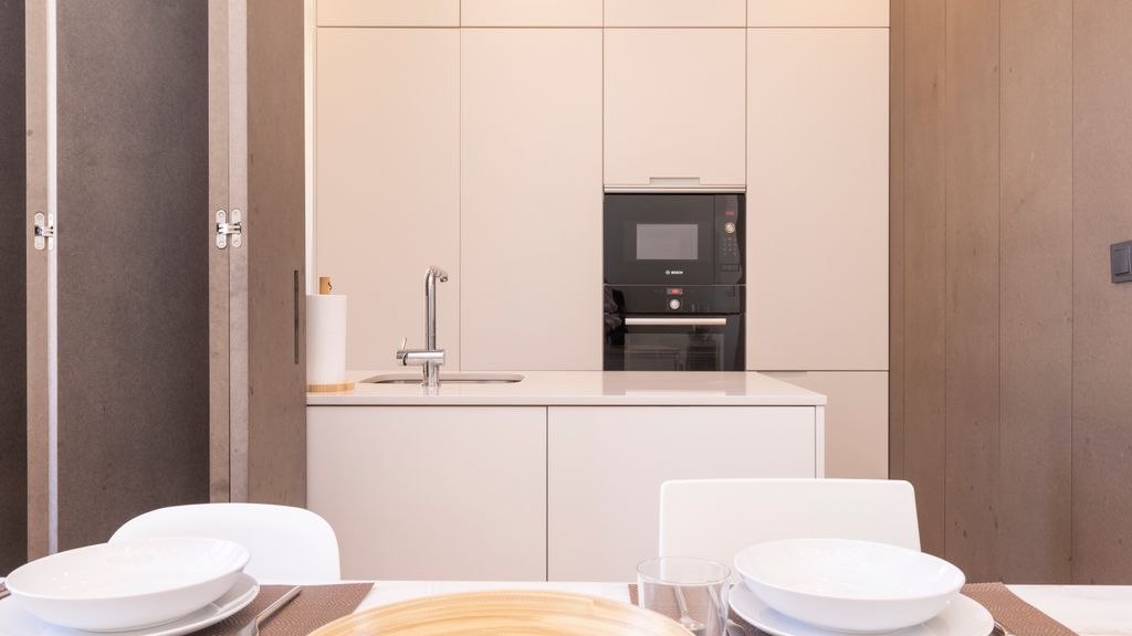 Spacious 4BDR Flat in Areeiro by LovelyStay