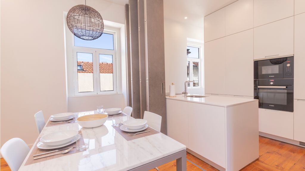 Spacious 4BDR Flat in Areeiro by LovelyStay