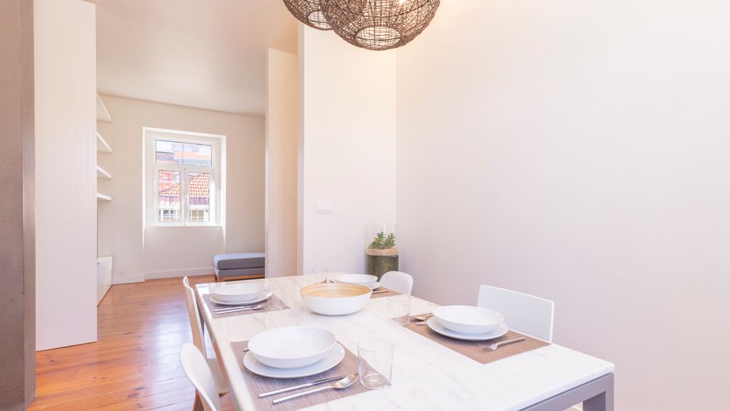Spacious 4BDR Flat in Areeiro by LovelyStay