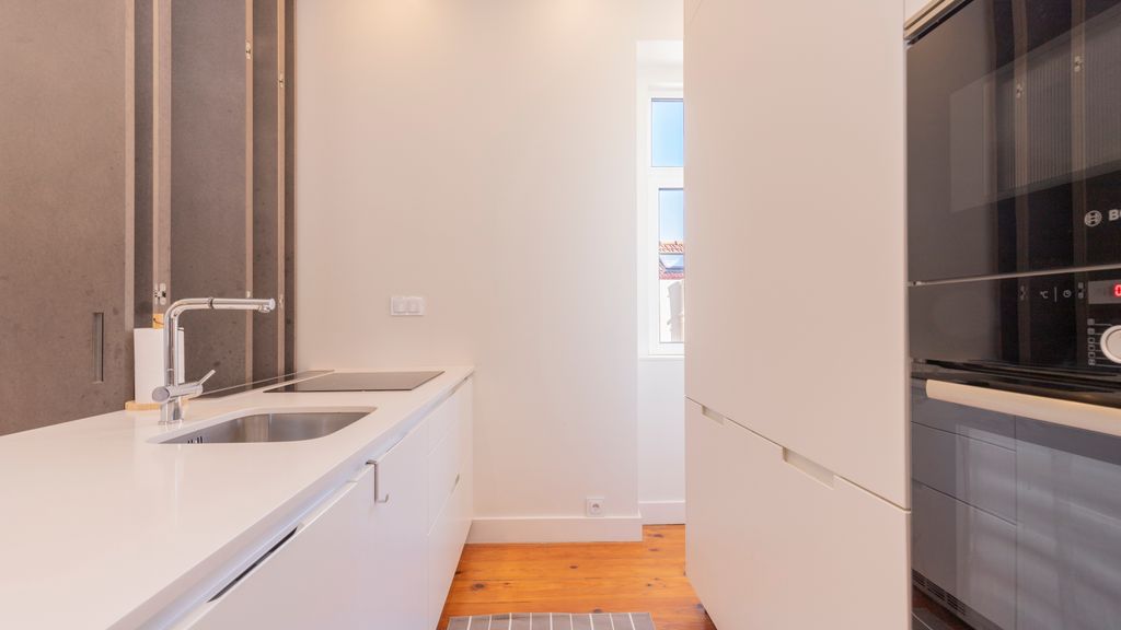 Spacious 4BDR Flat in Areeiro by LovelyStay