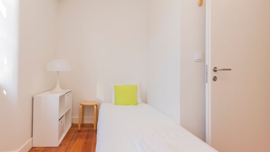 Spacious 4BDR Flat in Areeiro by LovelyStay