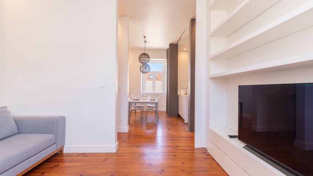 Spacious 4BDR Flat in Areeiro by LovelyStay