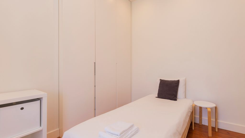 Spacious 4BDR Flat in Areeiro by LovelyStay