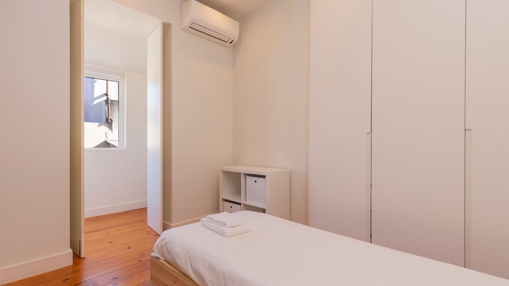 Spacious 4BDR Flat in Areeiro by LovelyStay
