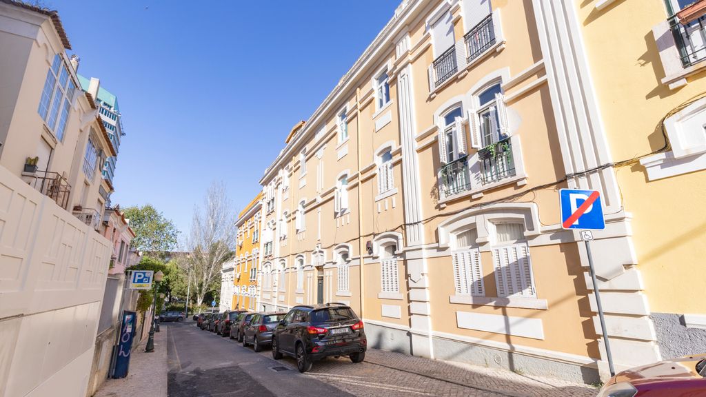 Spacious 4BDR Flat in Areeiro by LovelyStay