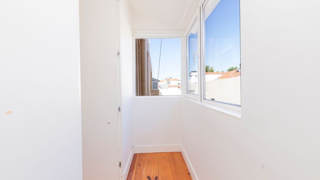 Spacious 4BDR Flat in Areeiro by LovelyStay