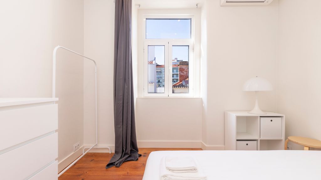 Spacious 4BDR Flat in Areeiro by LovelyStay