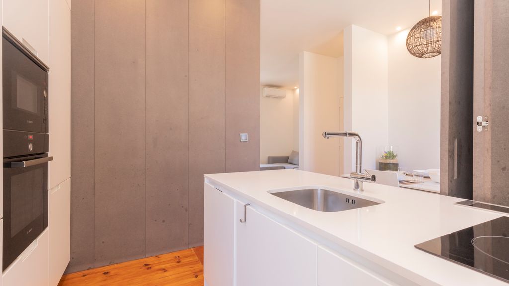 Spacious 4BDR Flat in Areeiro by LovelyStay