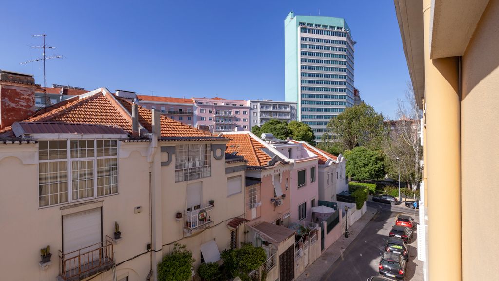 Spacious 4BDR Flat in Areeiro by LovelyStay