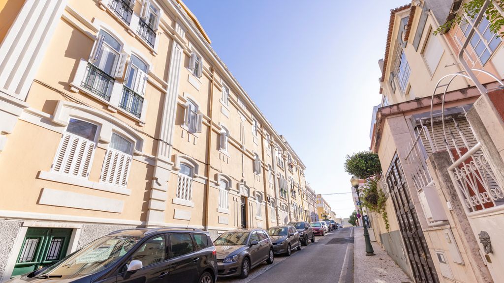 Spacious 4BDR Flat in Areeiro by LovelyStay