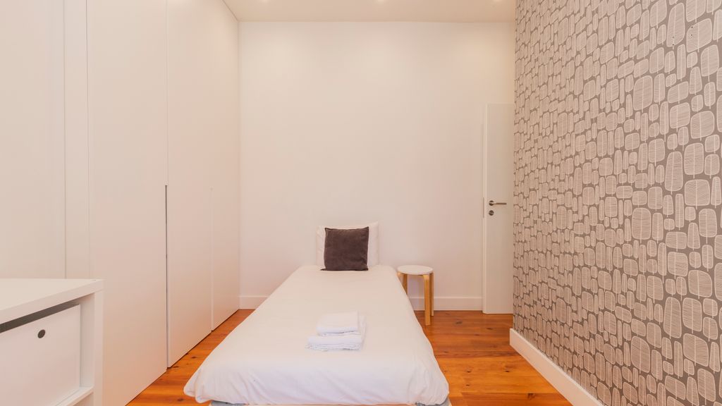 Spacious 4BDR Flat in Areeiro by LovelyStay