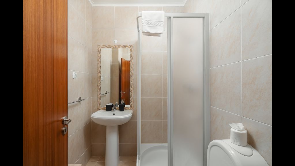 Dream 2BDR Apartment W/Pool by LovelyStay