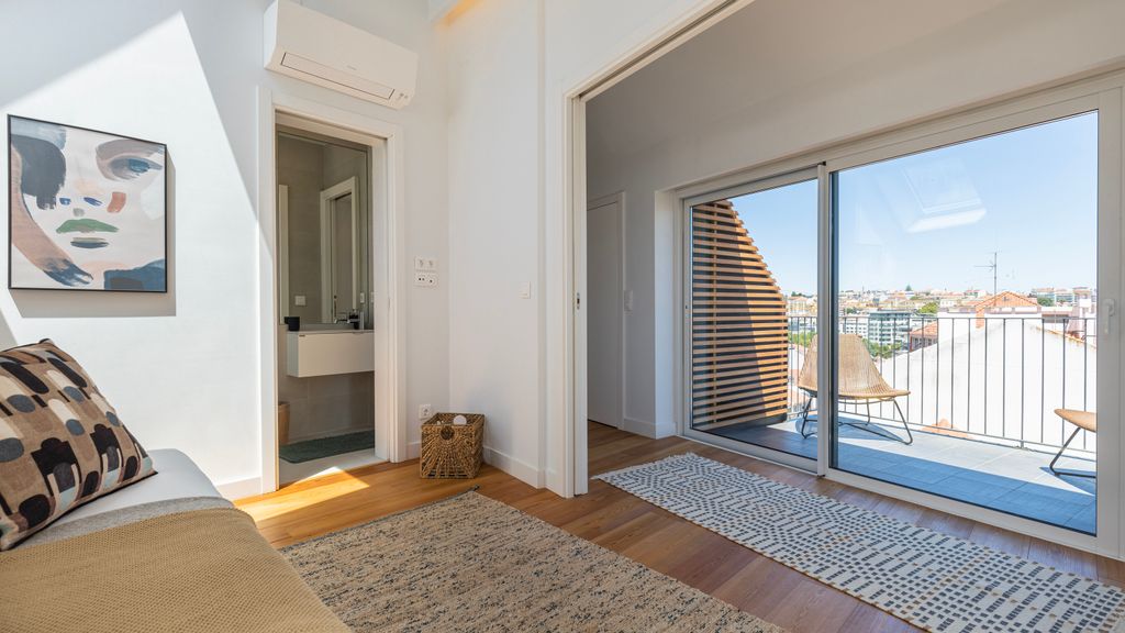 Design 3BDR Duplex W/Balcony by LovelyStay