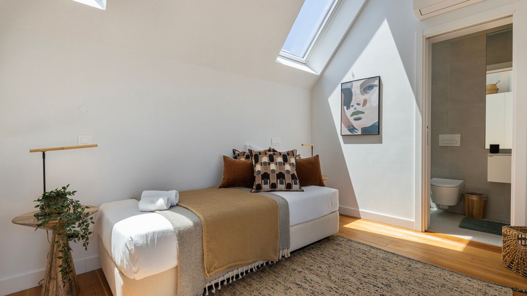 Design 3BDR Duplex W/Balcony by LovelyStay