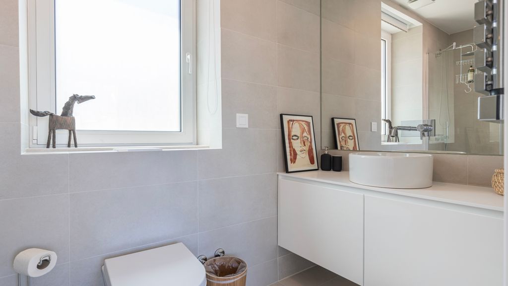 Design 3BDR Duplex W/Balcony by LovelyStay