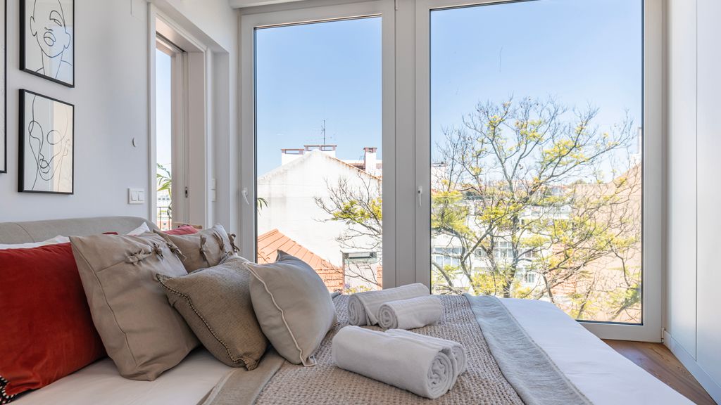 Design 3BDR Duplex W/Balcony by LovelyStay