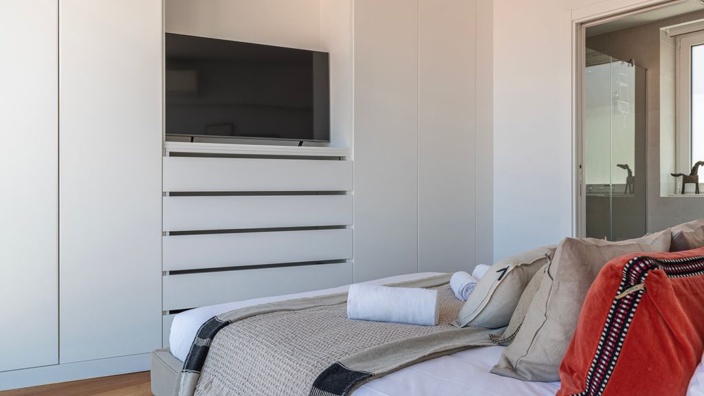 Design 3BDR Duplex W/Balcony by LovelyStay