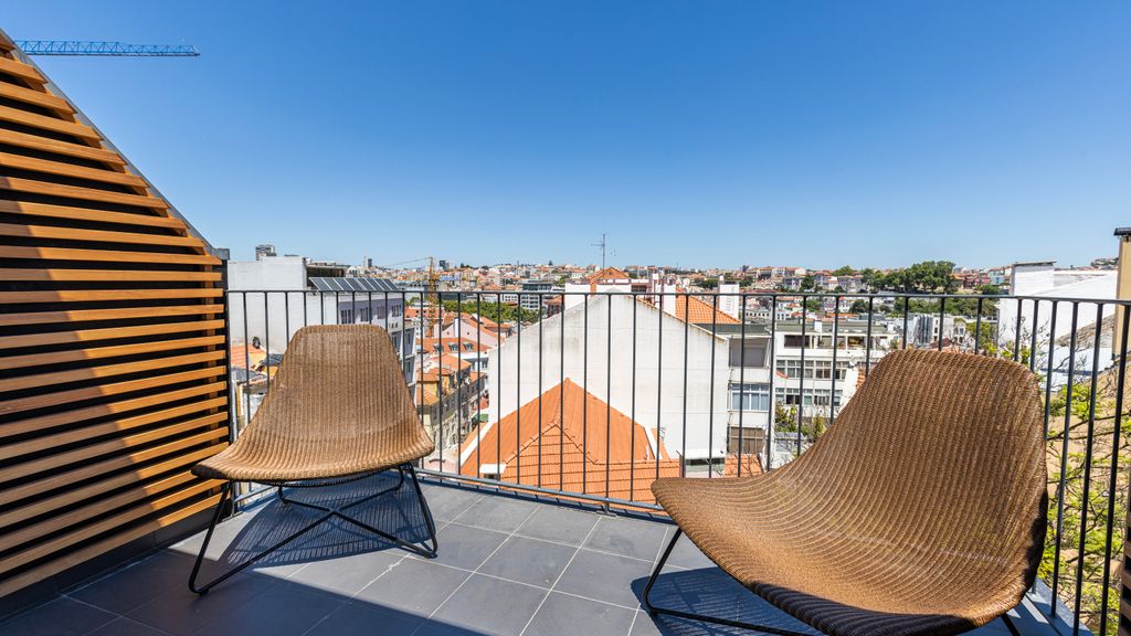 Design 3BDR Duplex W/Balcony by LovelyStay