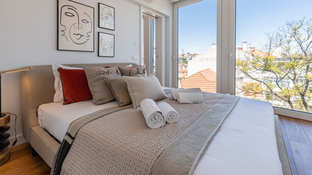Design 3BDR Duplex W/Balcony by LovelyStay