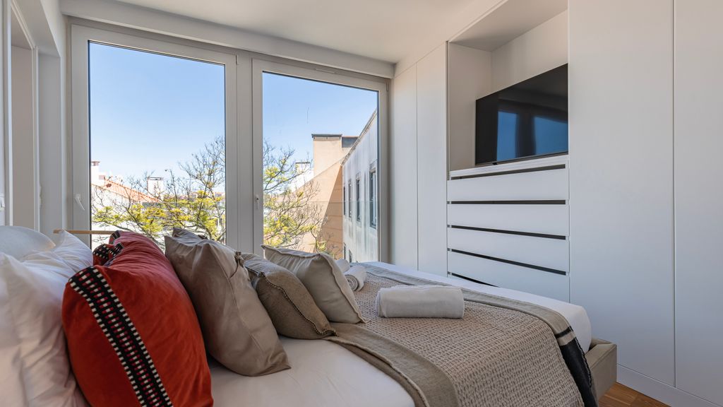 Design 3BDR Duplex W/Balcony by LovelyStay
