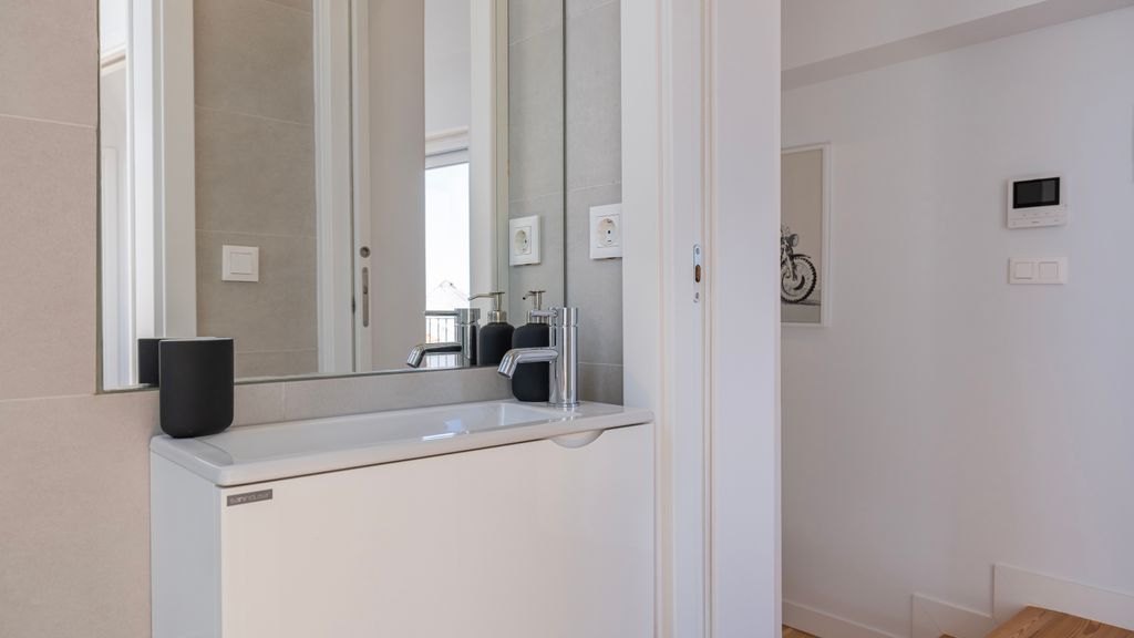 Design 3BDR Duplex W/Balcony by LovelyStay