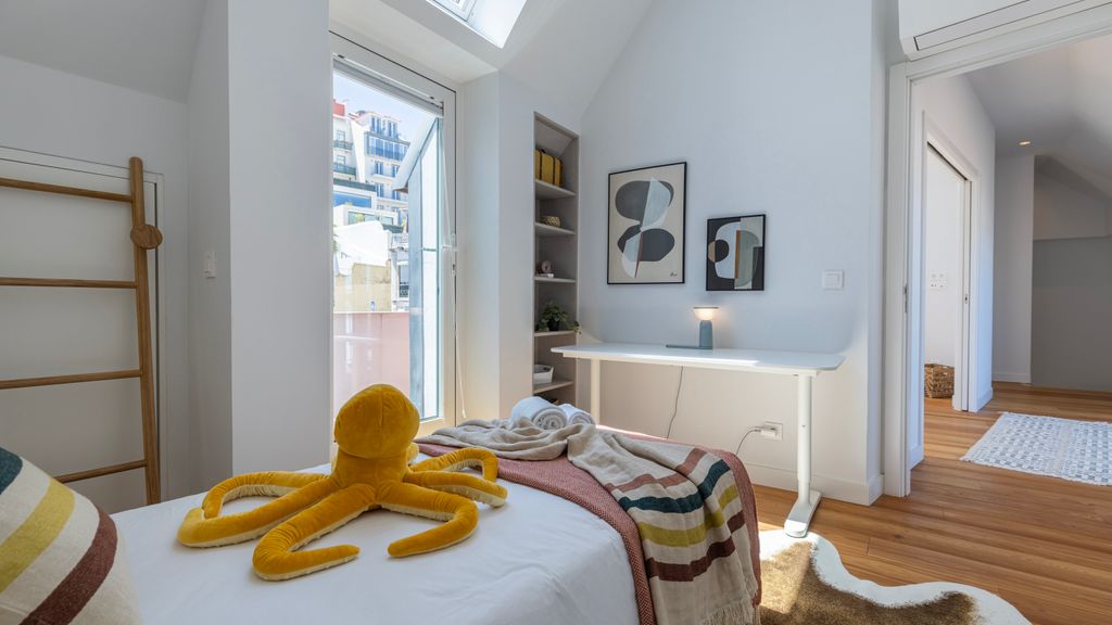 Design 3BDR Duplex W/Balcony by LovelyStay