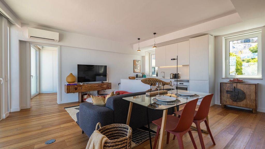 Design 3BDR Duplex W/Balcony by LovelyStay