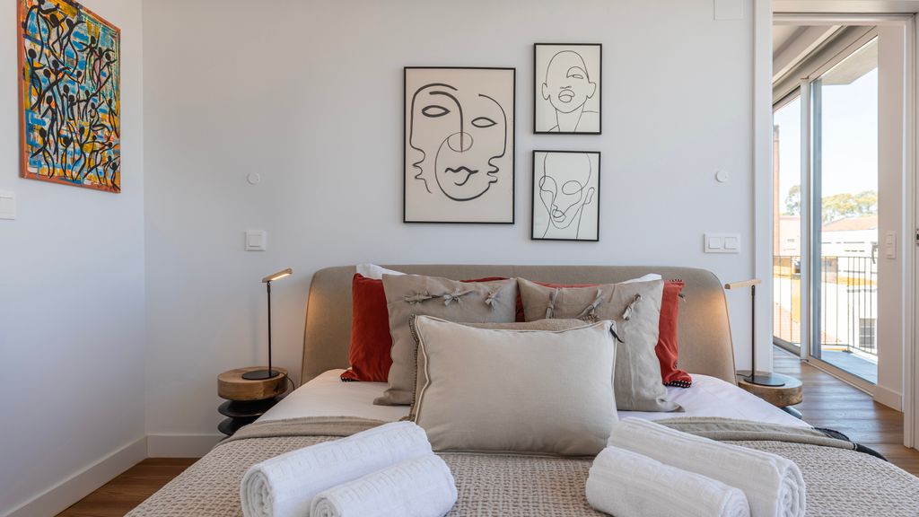 Design 3BDR Duplex W/Balcony by LovelyStay