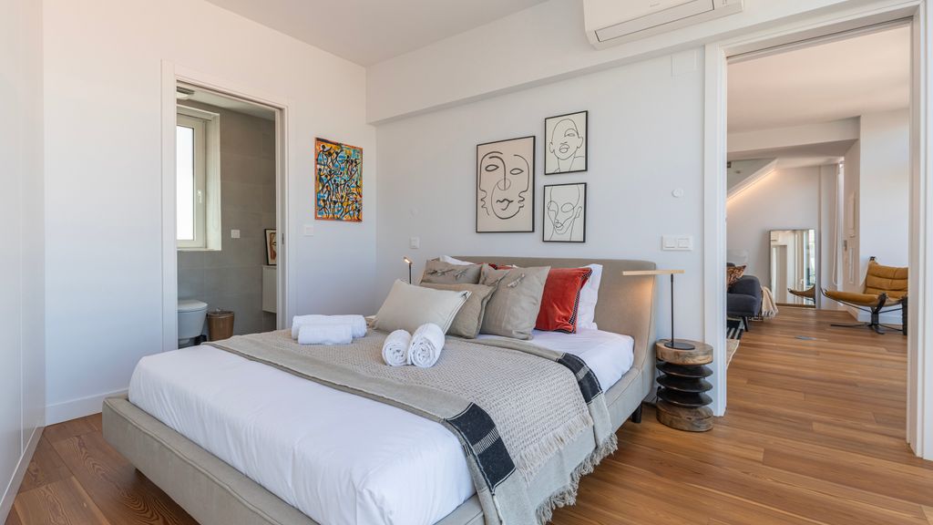 Design 3BDR Duplex W/Balcony by LovelyStay