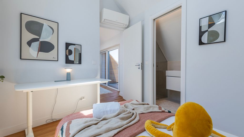 Design 3BDR Duplex W/Balcony by LovelyStay
