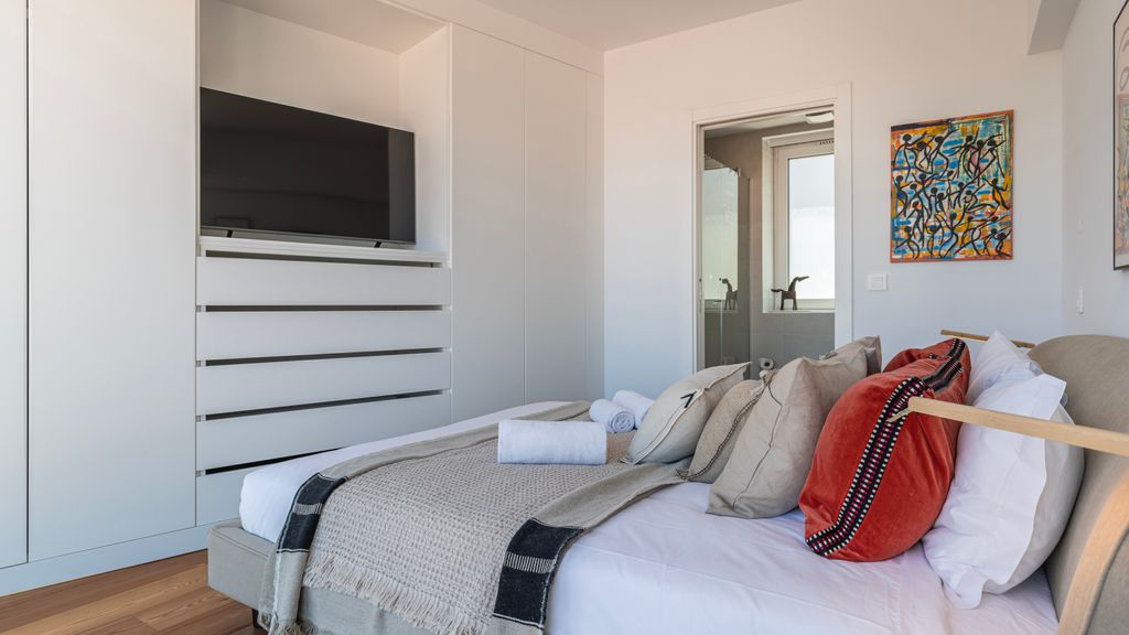 Design 3BDR Duplex W/Balcony by LovelyStay