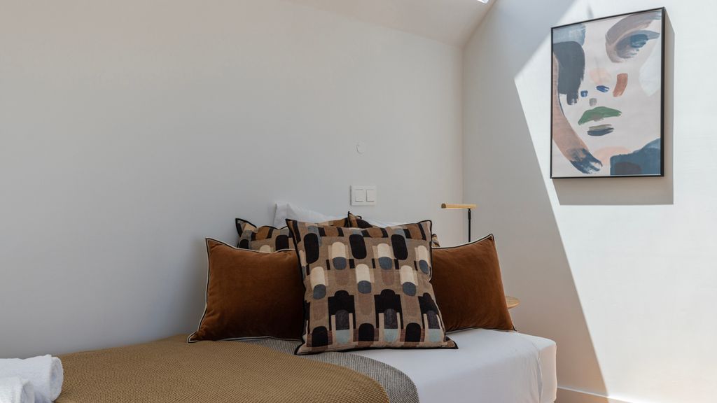 Design 3BDR Duplex W/Balcony by LovelyStay