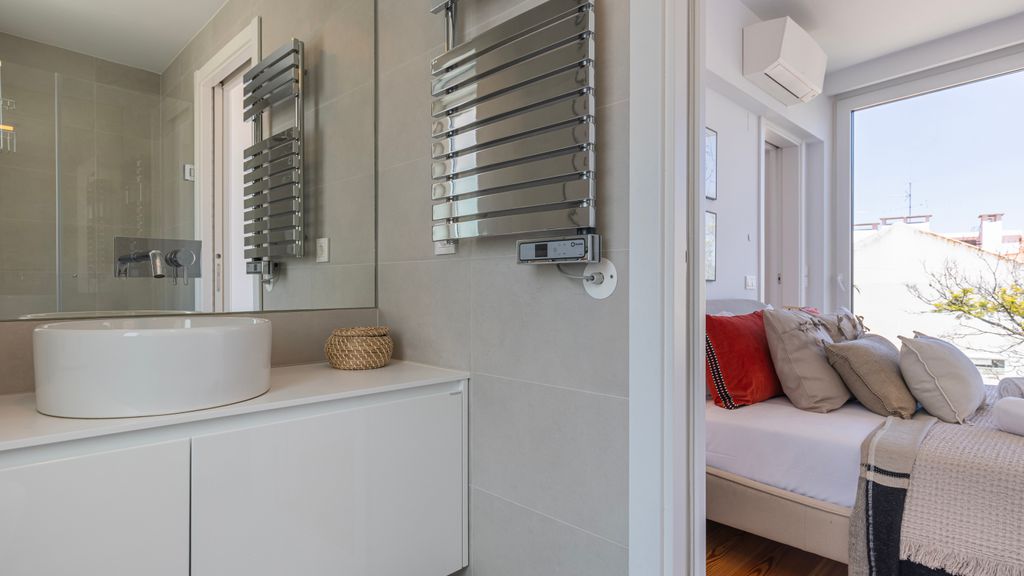Design 3BDR Duplex W/Balcony by LovelyStay