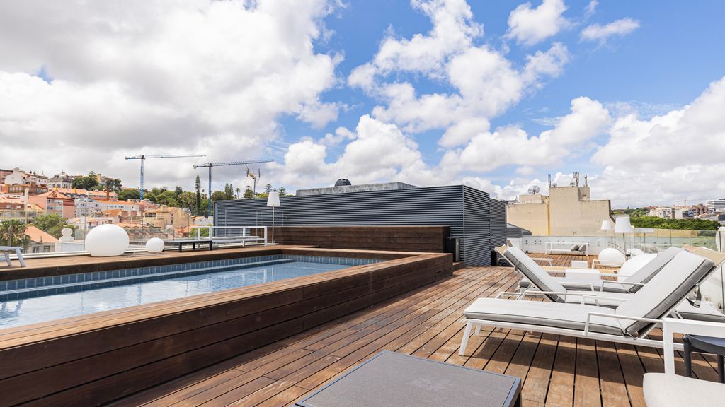 Liberdade Elegance W/Rooftop Pool by LovelyStay