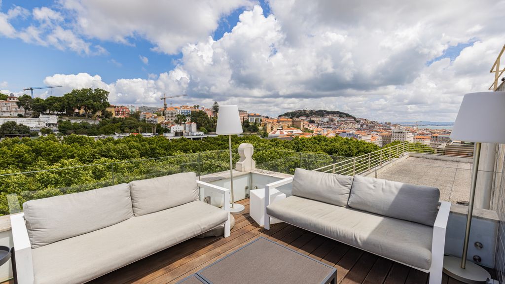 Liberdade Elegance W/Rooftop Pool by LovelyStay
