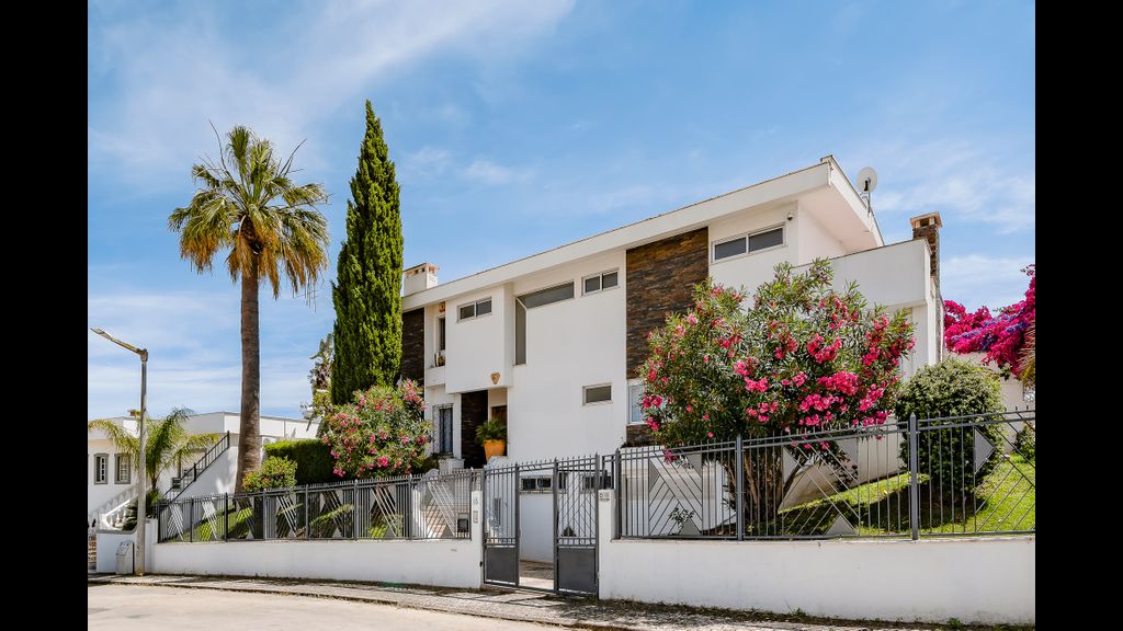 Deluxe 4BDR House W/ Pool by LovelyStay