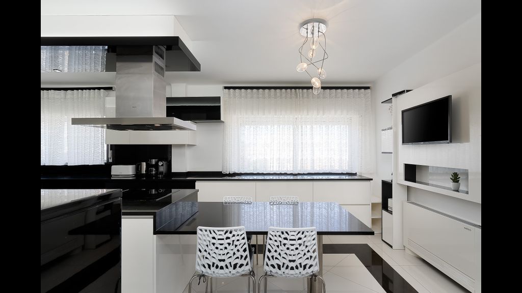 Deluxe 4BDR House W/ Pool by LovelyStay