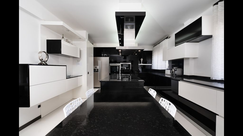 Deluxe 4BDR House W/ Pool by LovelyStay