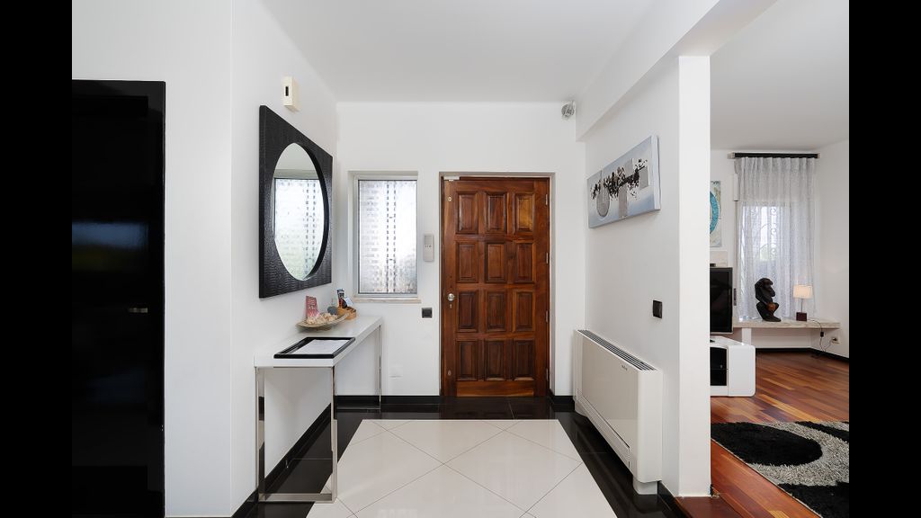 Deluxe 4BDR House W/ Pool by LovelyStay
