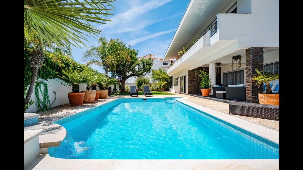 Deluxe 4BDR House W/ Pool by LovelyStay