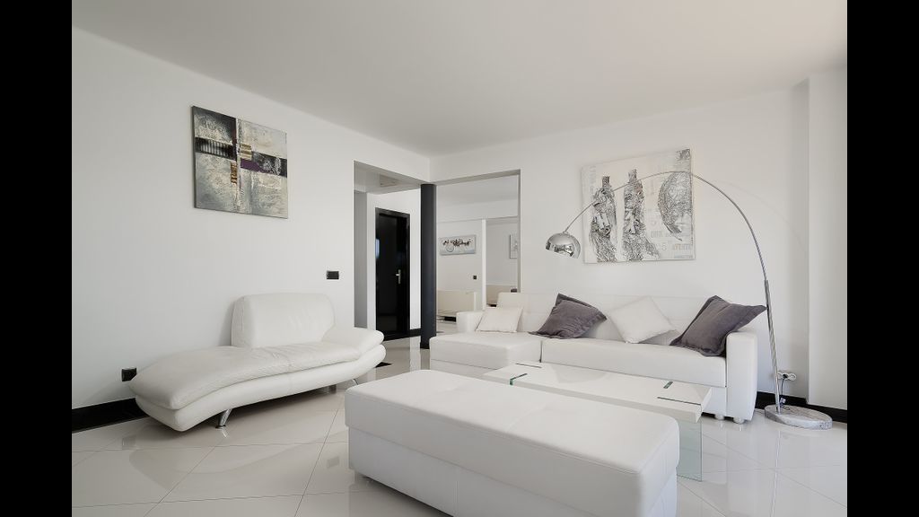 Deluxe 4BDR House W/ Pool by LovelyStay