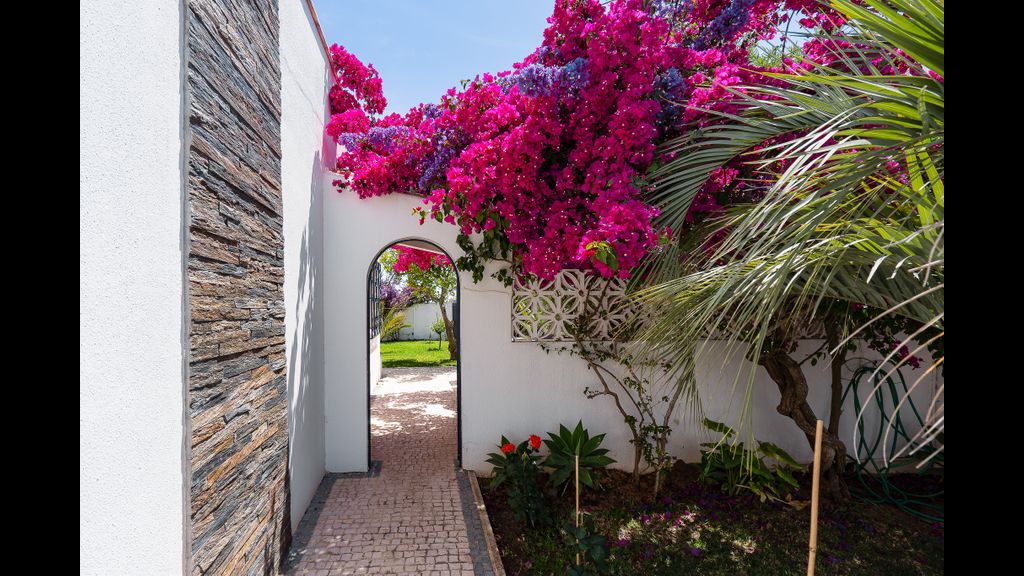 Deluxe 4BDR House W/ Pool by LovelyStay