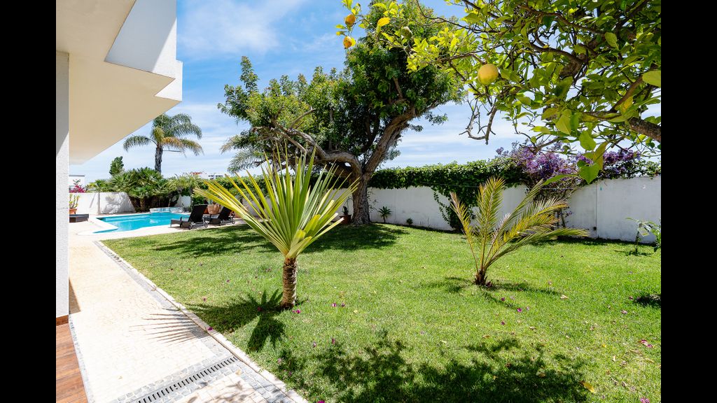 Deluxe 4BDR House W/ Pool by LovelyStay