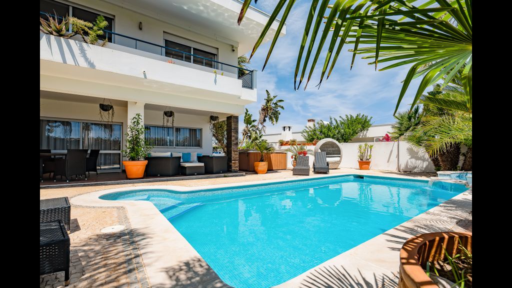 Deluxe 4BDR House W/ Pool by LovelyStay
