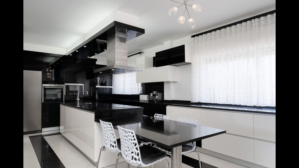 Deluxe 4BDR House W/ Pool by LovelyStay