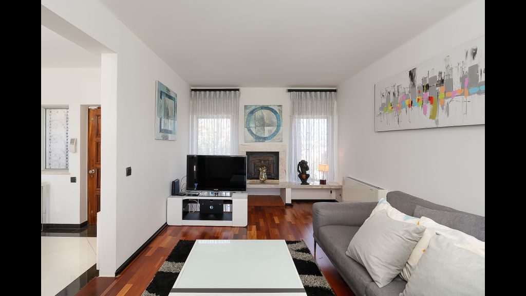Deluxe 4BDR House W/ Pool by LovelyStay
