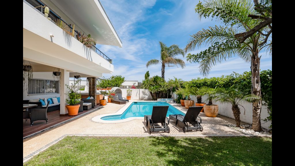 Deluxe 4BDR House W/ Pool by LovelyStay