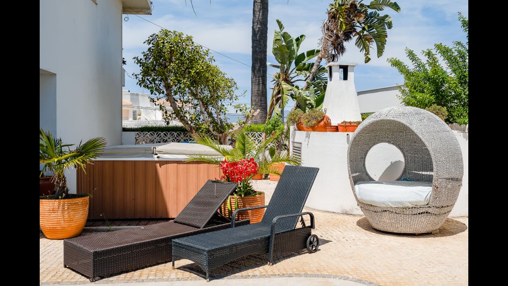 Deluxe 4BDR House W/ Pool by LovelyStay